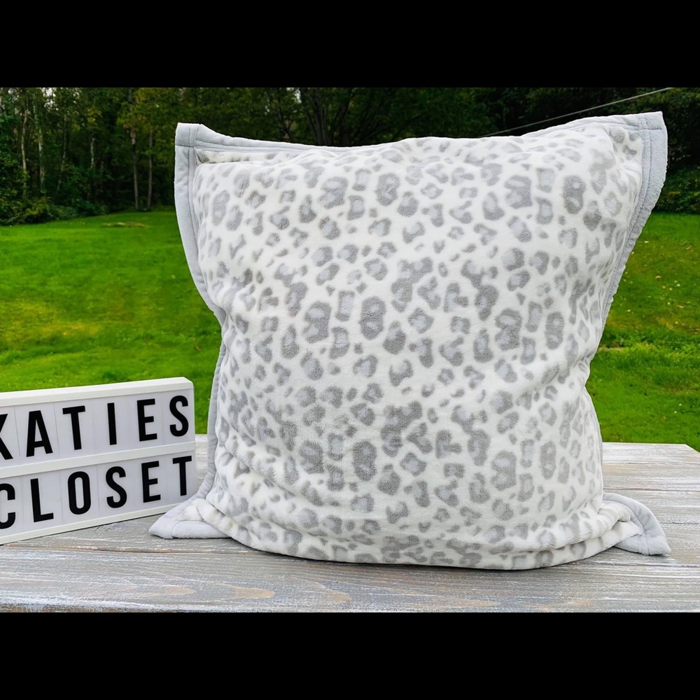 NWOT UGG PILLOW! - Picture 6 of 9